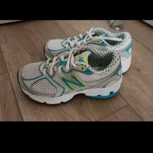 New Balance Kids' White and Teal Sneakers Size 11 W New In Box